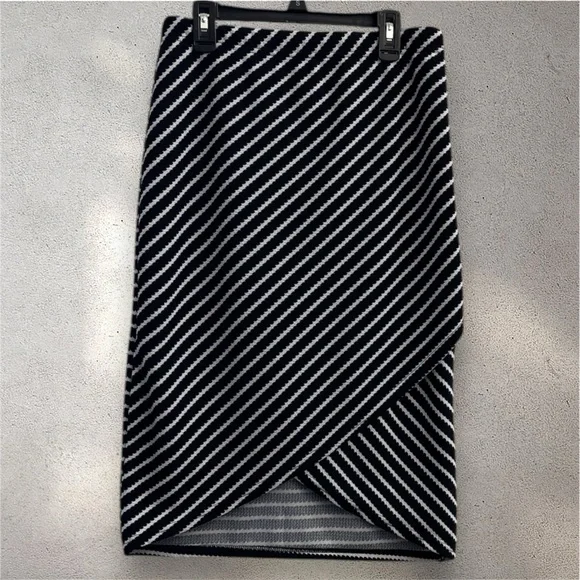 Elegant Black and White Striped Midi Skirt - Picture 1 of 2